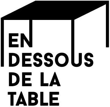 En dessous de la table